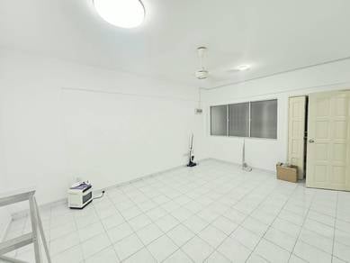 Condominium For Rent in Eastern Court