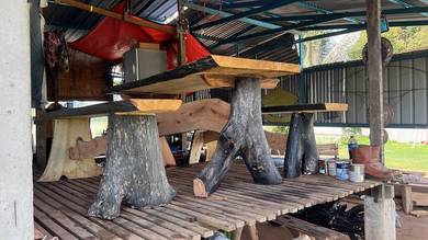Meja kayu hasil tangan