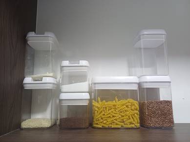 Set of 7 clear airtight containers