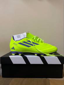 Kasut bola adidas