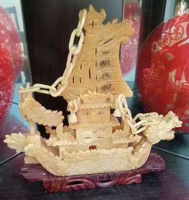 一 Smooth Sailing Yellow Jade Dragon Boat