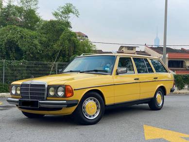 Mercedes Benz 230TE in Old Klang Road, KUL