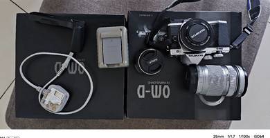 Olympus OM-D E-M10 Mark II Mirrorless With Lenses