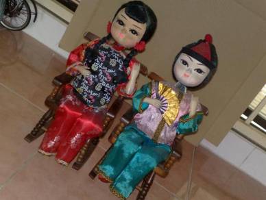 Patung vintage oriental doll on rocking chair 2
