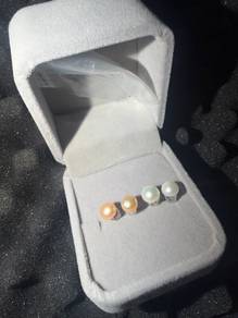 Pearl earrings with jewelry box