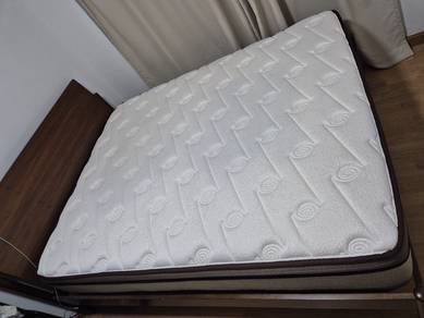 Queen-size mattress+Bed fram