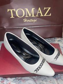 kasut putih tomaz