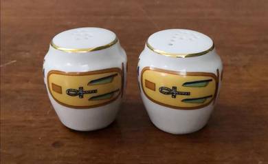 Salt pepper shakers