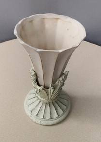 Vintage vase green cream