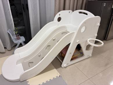 Indoor kids’ slide