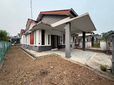 Semi-Detached House For Sale in Cheng,MLK