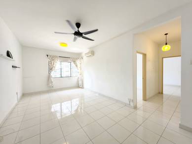 Condominium For Sale in Koi Kinrara