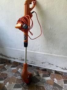 Mesin Pemotong Rumput Elektrik Black & Decker