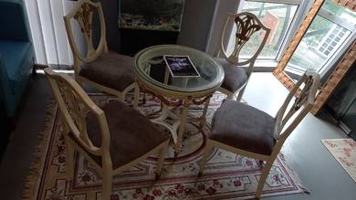 Classic Hitea table and chairs
