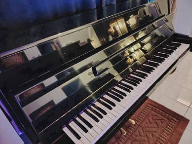 YAMAHA LU90 Studio Upright Piano LIKE NEW