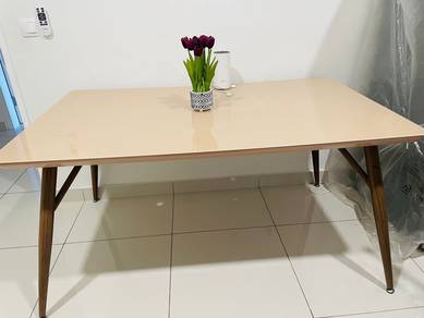 Dininjng table with glass top