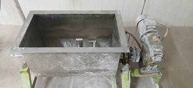 Flour / powder mixer