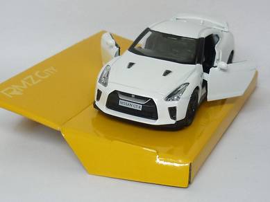 Nissan SKYLINE GTR R35 white w black rims