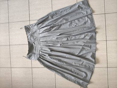 grey skirt 
