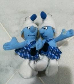A pair of Smurf keychains