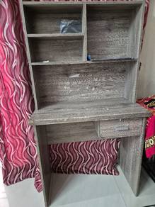 Meja belajar dengan rak buku...
