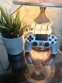 (WITH BOX) PS4 DualShock 4 Controller V1 Silver
