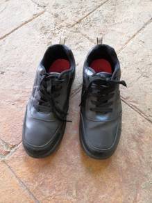 Kasut hitam B first