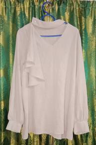 Baju blaus lengan panjang dengan perincian ruffle