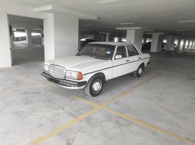 Mercedes Benz 200 in Subang Bestari, SGR