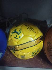 Bola Yang ada tandatangan player Kelantan 2012