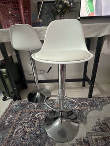 2 white lifting bar chair High Stools