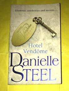 DANIELLE STEEL - HOTEL VENDOME BOOK Buku