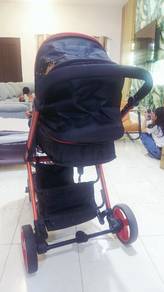 Stroller baby nak let go.
