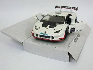 White Lamborghini Huracan LP620-2 Super trofeo