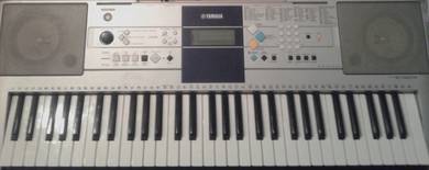 Yamaha PSR-E323 Digital Keyboard (Good Condition)