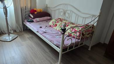 Daybed beserta tilam.