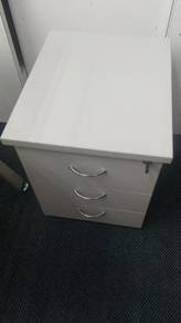 Grey 3 Door Mobile Pedestal TR295