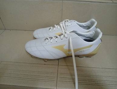 kasut bola mizuno 