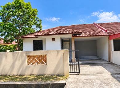 Semi-Detached House For Sale in Machang,KTN