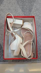 NOVENI Ladies White Platform Heels – Preloved