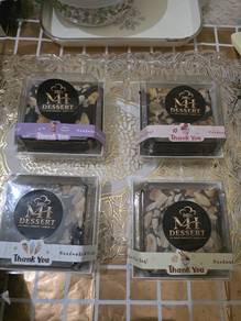 kek batik almond box gift boleh poss