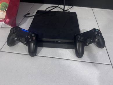 Play Station 4 with 2 controllers(original)