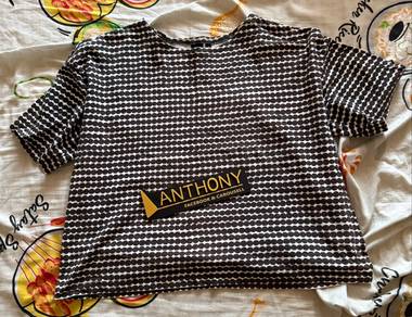 Uniqlo x marimekko black polka dots tee shirt - L