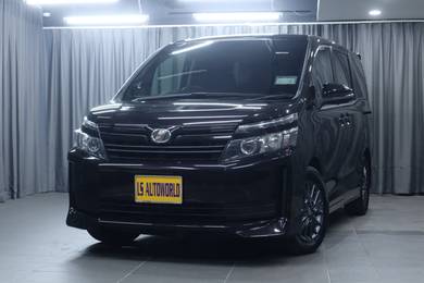 Toyota Voxy ZS GS in Kota Damansara, SGR