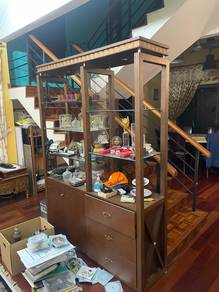 kabinet kayu (wooden display cabinet)