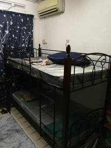 Ada dua set katil dua tingkat siap tilam.