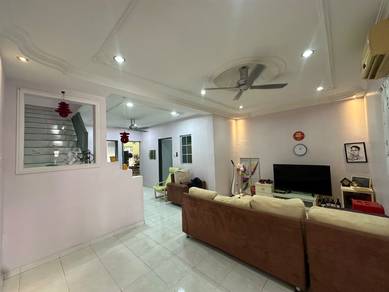 Townhouse For Sale in Cheng,MLK