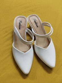 kasut heel white colour