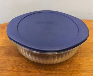 Pyrex bowl with glass n plastic lid