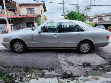 Mercedes Benz 230E  in Segamat, JHR